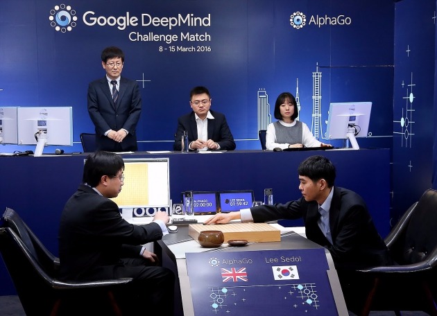 인류 대표 이세돌 9단과 최첨단 인공지능(AI) 알파고(AlphaGo)가 10일 오후 1시 서울 광화문 포시즌스호텔에서 역사적인 제2국을 시작하는 모습이다. / 제공=구글