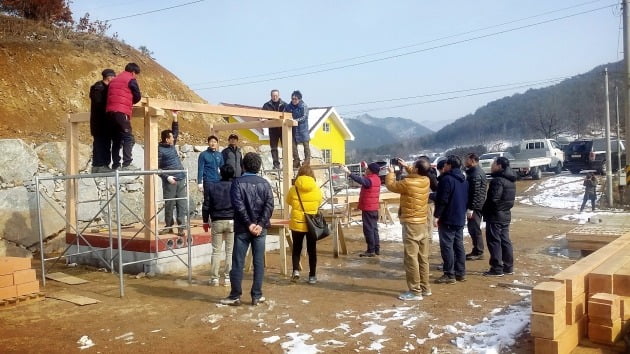 OK시골이 진행중인 황토찜질방 내손으로 짓기 교육 모습.