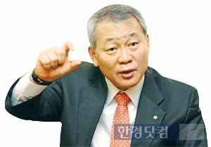 안양옥 교총 회장이 4·13 총선 출마를 위해 회장직에서 물러난다. / 한경 DB