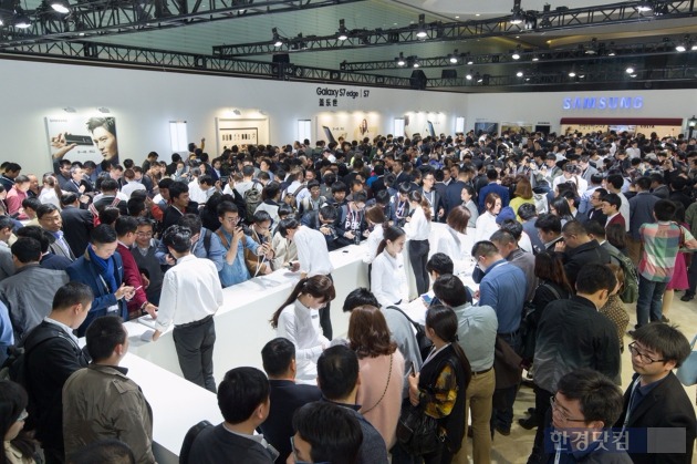 지난 7일 중국 상해에서 열린 '갤럭시S7'과 '갤럭시S7 엣지' 공개 행사에 참석한 중국 미디어와 거래선이 제품을 체험하고 있다. / 사진=삼성전자 제공
