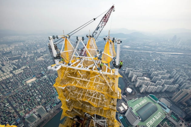 롯데월드타워, 국내 최고 높이 '555m' 도달