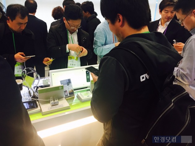 17일 서울 상암동 누리꿈스퀘어에서 열린 LG 'G5와 프렌즈 개발자 콘퍼런스' 참석자들이 G5와 360 캠을 체험하고 있다. / 사진=박희진 기자