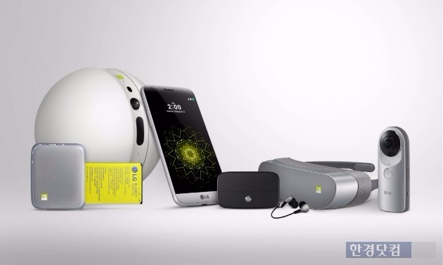 G5와 연결되는 'LG 프렌즈'. (왼쪽부터) 카메라 그립 모듈 'LG 캠 플러스', 홈 모니터링 카메라 'LG 롤링봇', 전략 스마트폰 'LG G5', 고품질 오디오 모듈 'LG 하이파이 플러스', 하이엔드 이어폰 'H3 by B&O PLAY', 모바일 전용 VR 기기 'LG 360 VR', 360도 카메라 'LG 360 캠'. / 사진=LG전자 제공