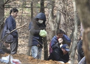 "대소변 못가려 욕조 가뒀더니 숨져"…4살 딸 암매장 계부 체포