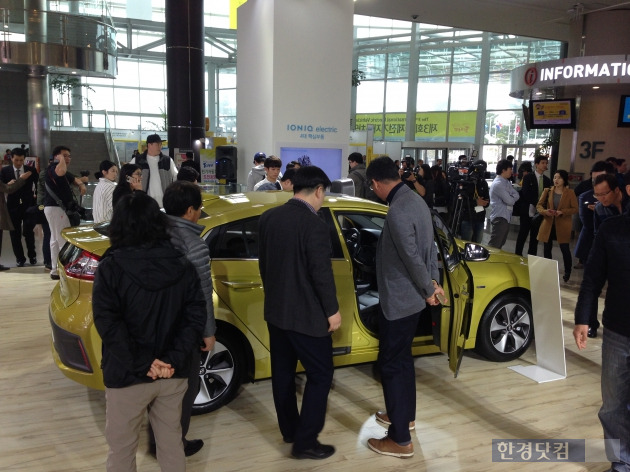 18일부터 제주 국제컨벤션센터에서 열리고 있는 전기차엑스포 현대자동차 전시관. 관람객들이 아이오닉 전기차를 살펴보고 있다. 