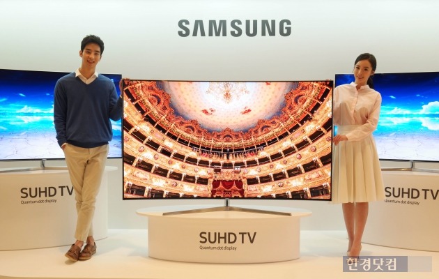 삼성전자 모델들이 22일 서울 서초동 삼성전자 다목적홀에서 2세대 퀀텀닷 기술을 채용한 'SUHD TV'신제품을 소개하고 있다. / 사진=삼성전자 제공