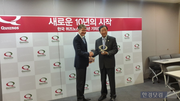 더그 펜더가스트 퀴즈노스 CEO(왼쪽)와 김영덕 유썸 대표(오른쪽)가 손을 맞잡고 있다. (사진 = 고은빛기자)