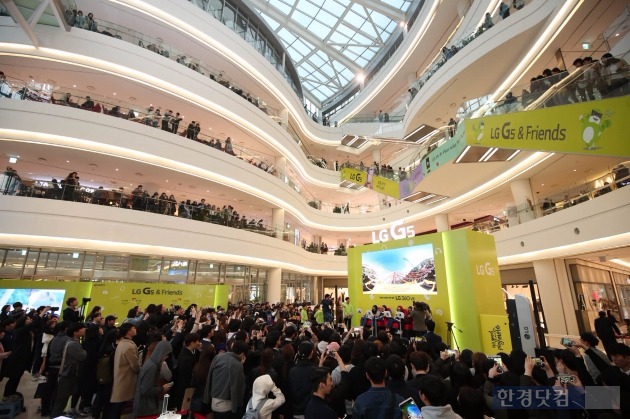 지난 주말 서울 영등포 타임스퀘어에 마련된 'LG G5와 프렌즈' 체험존에 대규모 인파가 몰려있다. / 사진=LG전자 제공