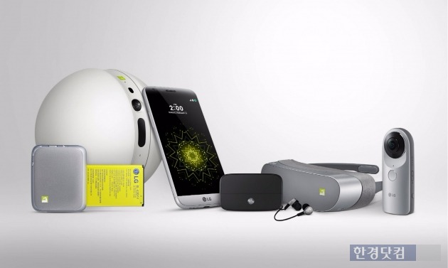 G5와 연결되는 'LG 프렌즈'. (왼쪽부터) 카메라 그립 모듈 'LG 캠 플러스', 홈 모니터링 카메라 'LG 롤링봇', 전략 스마트폰 'LG G5', 오디오 모듈 'LG 하이파이 플러스', 프리미엄 이어폰 'H3 by B&O PLAY', 모바일 전용 VR 기기 'LG 360 VR', 360도 카메라 'LG 360 캠'. / 사진=LG전자 제공