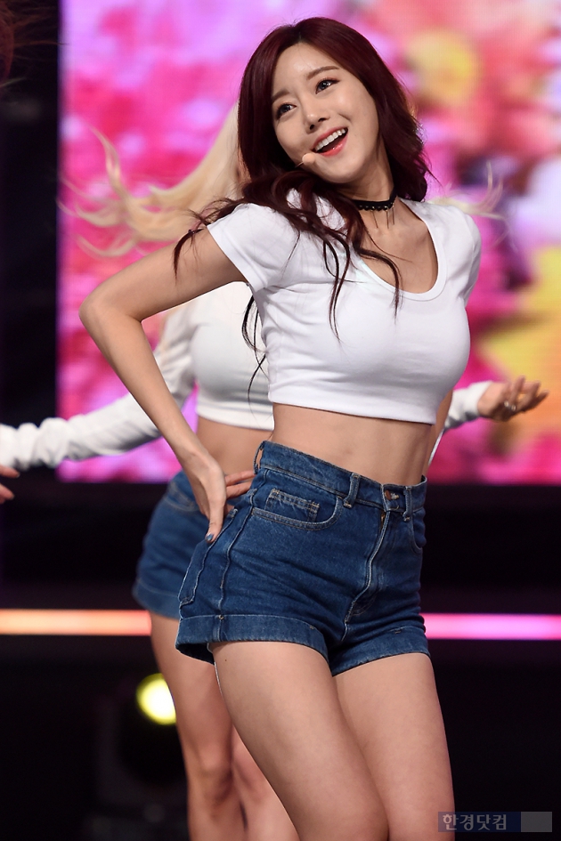 레인보우, 티셔츠 뚫고 나오는 어마어마한 볼륨 몸매…시선 집중 | 한국경제 레인보우, 티셔츠 뚫고 나오는 어마어마한 볼륨 몸매…시선 집중