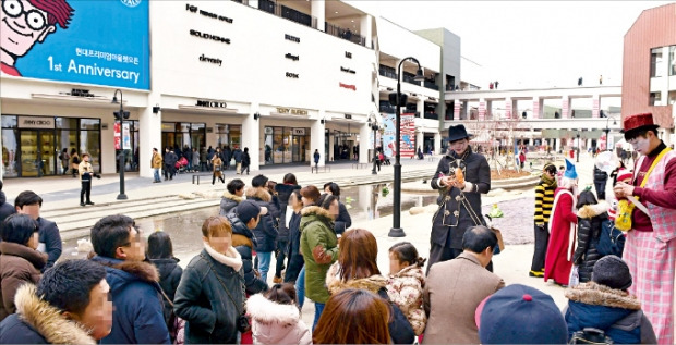 현대프리미엄아울렛 김포점에서 1일 쇼핑객들이 공연을 보고 있다. 허문찬 기자 sweat@hankyung.com