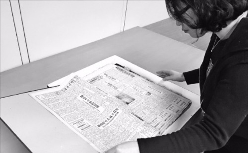 인천 미추홀도서관 지하 1층 보존서고에서 한 이용자가 1940년대 인천에서 발간된 일간지를 열람하고 있다. 박상익 기자