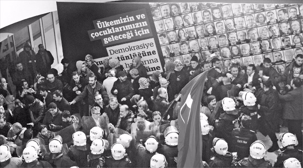 터키 ‘반정부 성향’ 신문사에 경찰 난입 
