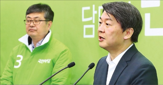 안철수 국민의당 상임공동대표(오른쪽)와 최원식 당 수석대변인이 6일 서울 도화동 당사에서 더불어민주당이 제안한 ‘야권 통합’에 대한 기자회견을 하고 있다. 연합뉴스