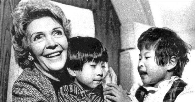 고(故) 로널드 레이건 전 대통령의 부인 낸시 레이건 여사가 1983년 방한 당시 자신이 직접 미국으로 데려가 심장병 수술을 받게 했던 한국 어린이 두 명과 재회한 모습. 연합뉴스