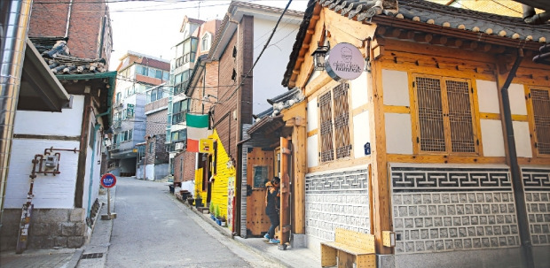 최근 서울시가 음식점과 카페의 신규 개점을 금지하기로 한 서울 종로구 옥인동 서촌 일대 거리 모습. 한경DB