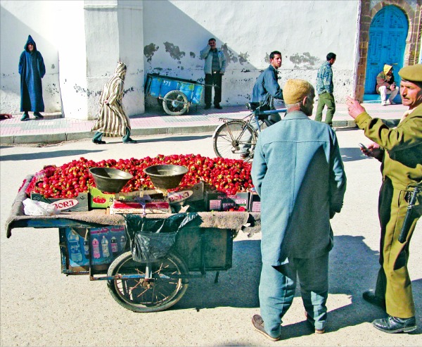 에사우이라의 전통 시장의 딸기 상인 