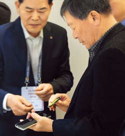 < G5 살펴보는 구본무 회장 > 구본무 LG 회장이 지난 9일 서울 양재동 서초R&D캠퍼스에서 열린 연구개발성과보고회에서 이달 말 출시 예정인 LG전자의 스마트폰 G5를 살펴보고 있다. LG 제공