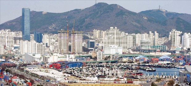 부산의 기존 도심권 재생 사업이 본격화하면서 동래·남·연제구 등의 재개발 사업이 잇따르고 있다. 남구 문현동 부산국제금융센터(사진 왼쪽 63층 빌딩)가 들어선 문현혁신지구와 인근 새 아파트 단지 모습. 부산=김범준  기자  bjk07@hankyung.com