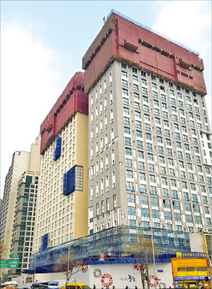 서울 흥인동 옛 KT 동대문지사 부지에 건설 중인 오피스텔 건물.