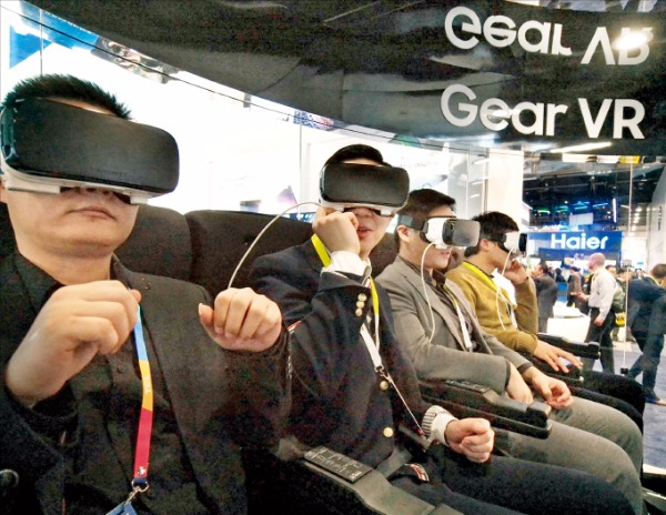 올초 미국 라스베이거스에서 열린 세계 최대 전자쇼 CES에서 참가자들이 삼성 기어 VR을 체험해보고 있다. 삼성  제공 