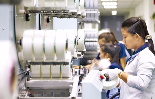 베트남에 있는 효성 스판덱스 공장에서 직원들이 품질 검사를 하고 있다. 