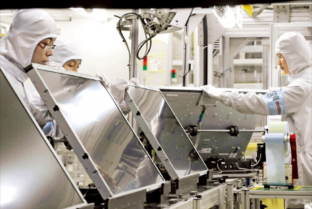 경기 파주 LG디스플레이 공장에서 근로자들이 LCD 패널을 생산하고 있다. LG디스플레이 제공