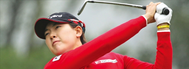 이정민이 13일 중국 선전의 미션힐스GC 올라사발 코스(파72·6158야드)에서 열린 KLPGA 투어 월드레이디스챔피언십 마지막 날 2번홀에서 아이언 티샷을 하고 있다. KLPGA 제공