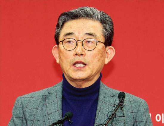 이한구 공천관리위원장이 13일 여의도 당사에서 5차 공천심사 결과를 발표하고 있다. 연합뉴스