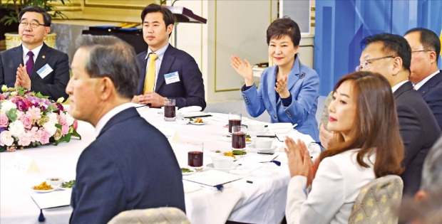 박근혜 대통령이 17일 청와대에서 열린 ‘2015년도 고용 창출 100대 우수 기업 오찬’ 행사에서 일자리 창출 우수 사례를 들으며 참석자들과 함께 박수를 치고 있다. 강은구 기자 egkang@hankyung.com