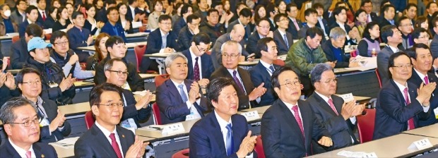 ‘부산 도시브랜드 전략 콘퍼런스’가 18일 부산 벡스코에서 한국경제신문사와 한국경제TV, 부산상공회의소, 부산발전연구원, KNN 등의 공동 주최로 열렸다. 강호인 국토교통부 장관(왼쪽 두 번째)과 서병수 부산시장(네 번째) 등 참석자들이 콘퍼런스 개최를 축하하고 있다. 앞줄 왼쪽부터 이해동 부산시의회 의장, 강 장관, 김기웅 한국경제신문 사장, 서 시장, 강병중 KNN 회장, 최경수 한국거래소 이사장, 성세환 BNK금융 회장. 부산=김병언 기자 misaeon@hankyung.com