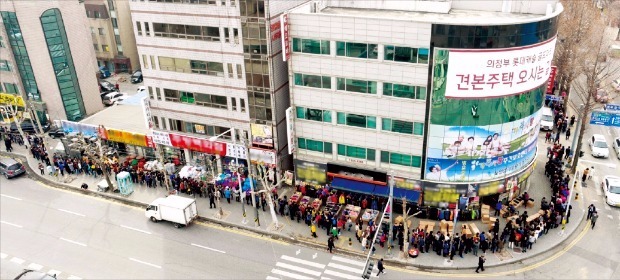 지난 주말 내내 롯데건설이 민간공원 조성 특례사업으로 선보인 ‘의정부 롯데캐슬 골드파크’의 모델하우스 주변은 관람객으로 붐볐다. 롯데건설 제공