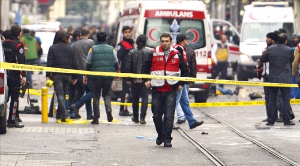 19일(현지시간) 터키 최대도시인 이스탄불 번화가의 자살폭탄 테러 현장에서 경찰과 구급대원들이 사태를 수습하고 있다. 이스탄불EPA연합뉴스