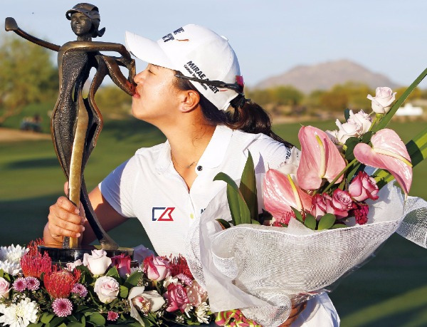 김세영이 21일(한국시간) 미국 애리조나주 피닉스에서 열린 LPGA 투어 JTBC파운더스컵에서 우승한 뒤 트로피에 입을 맞추고 있다. AP연합뉴스