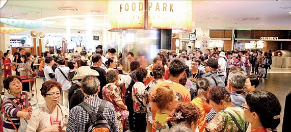 중국 단체관광객들이 부산 해운대 신세계백화점 센텀시티점 식당가를 구경하고 있다.  신세계백화점 제공 