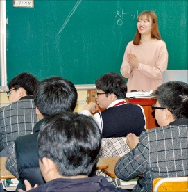 울산 달천중 학생들이 24일 열린 청소년 금융·경제교육에서 울산대 경제학과 3학년 장가연 씨로부터 저축과 투자에 대한 강연을 듣고 있다. 하인식 기자 