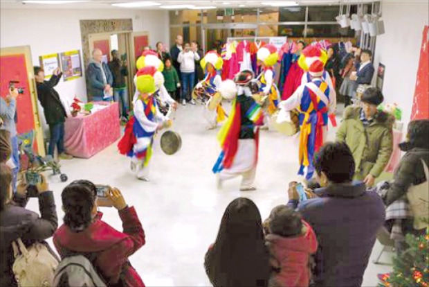 수원시립 영통도서관의 다문화동아리 회원들이 한국 전통문화 체험의 일환으로 사물놀이를 배우고 있다. 영통도서관 제공