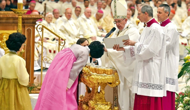 교황에게 부활절 세례 받는 한국인
