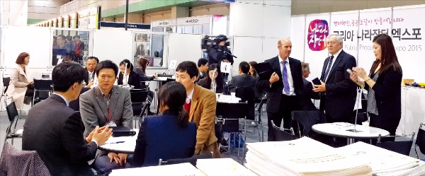 지난해 열린 코리아 나라장터엑스포에서 해외 바이어들이 국내 업체와 상담을 벌이고 있다. 조달청 제공