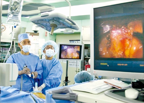 김준기 서울성모병원 암병원장(왼쪽)이 복강경을 이용해 대장암 환자 수술을 하고 있다 . 서울성모병원 제공 