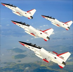 한국항공우주산업(KAI)이 생산하는 국산 초음속 고등훈련기(T-50)가 하늘을 날고 있다.  
