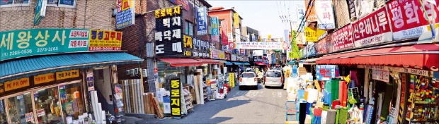 집수리 수요가 늘어나는 봄 이사철이지만 인테리어 시공업체들이 모여 있는 서울 방산시장은 28일 한산한 모습을 보였다. 김범준 기자 bjk07@hankyung.com