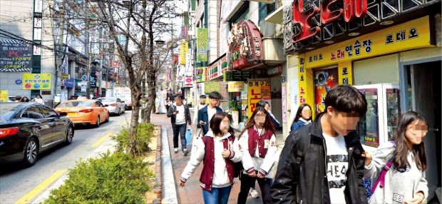 고려대 학생들이 29일 서울 안암동의 대표 상권인 참살이길을 지나가고 있다. 이곳에는 내년부터 청년창업공간과 공공하숙촌 등이 들어설 예정이다. 김범준 기자 bjk07@hankyung.com