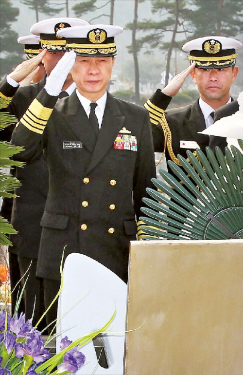 천안함 46용사 묘역 찾은 일본 해군참모총장