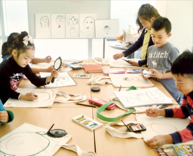 어린이들이 경기 가평군 설악도서관의 미술 교육 프로그램에 참여해 그림을 그리고 있다. 설악도서관 제공