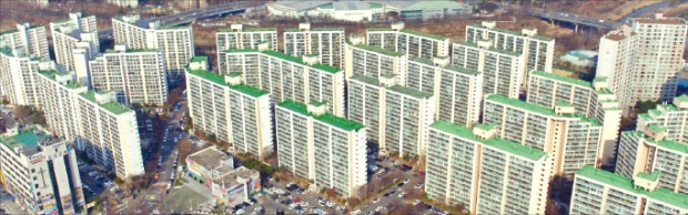 이르면 오는 7월부터 지은 지 15년 이상 된 서울지역 아파트에 대한 수직증축 리모델링이 허용된다. 수직증축이 추진되고 있는 개포동 대치2단지 전경. 한경DB