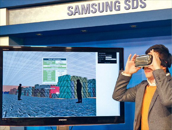 삼성SDS가 31일 가상현실(VR)에 기반한 창고 관리 시스템인 ‘첼로 VWS’를 선보였다. VR 헤드셋을 착용한 직원이 솔루션을 시연하고 있다. 삼성SDS 제공