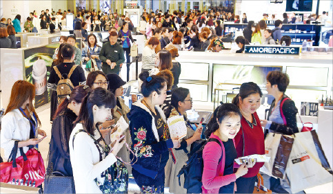 한국 단체관광을 온 중국 아오란그룹 임직원이 31일 오후 서울 용산구 신라아이파크면세점에서 쇼핑하고 있다. 이날은 전체 6000명 중 절반이 방문했고, 나머지 3000명은 1일 방문한다. 강은구 기자 egkang@hankyung.com