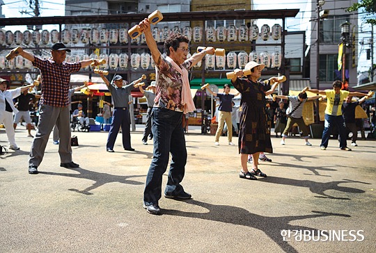 일본 도쿄의 한 사원에서 운동 중인 노인들. (AFP 연합뉴스)