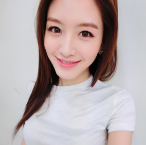 레인보우 김재경, 핑크빛 셀카 공개 &#39;사랑스러운 미모&#39;